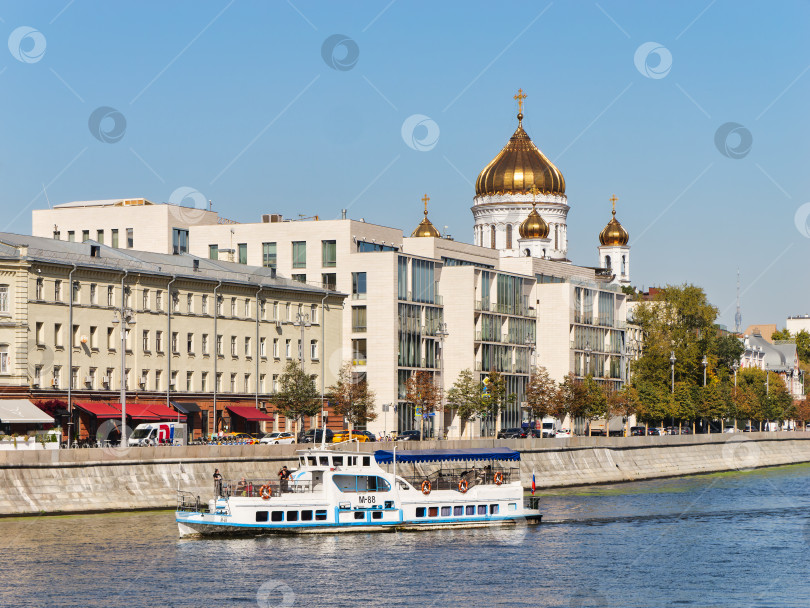 Скачать Белый теплоход на Москве-реке. фотосток Ozero