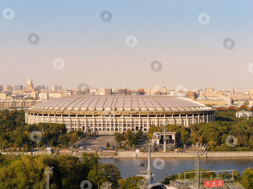 Скачать Вид с Воробьёвых гор на спортивную арену Лужники. фотосток Ozero