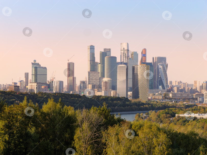 Скачать Высотки Москва-Сити с Воробьёвых гор. фотосток Ozero