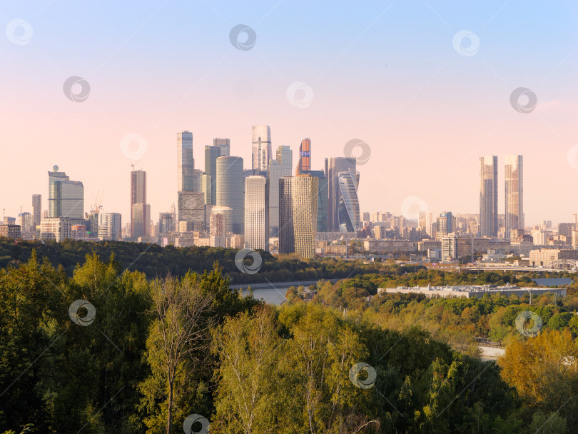 Скачать Вид на высотки района Москва-Сити с Воробьёвых гор. фотосток Ozero