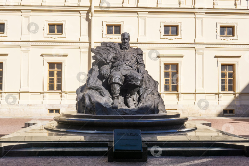 Скачать памятник императору Александру III во дворе Большого Гатчинского дворца фотосток Ozero