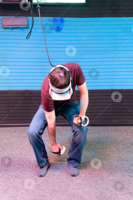 Скачать vr-игра и виртуальная реальность. человек-геймер весело играет на футуристическом симуляторе видеосъемки или исследует учебную игру в 3d-очках и джойстиках в развлекательной виртуальной комнате с инновационной технологией фотосток Ozero