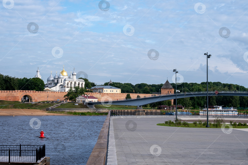 Скачать Великий Новгород, Новгородская область, Россия - 30 июля 2024 года. Вид на Новгородский кремль через реку Волхов. Выборочный показ. фотосток Ozero