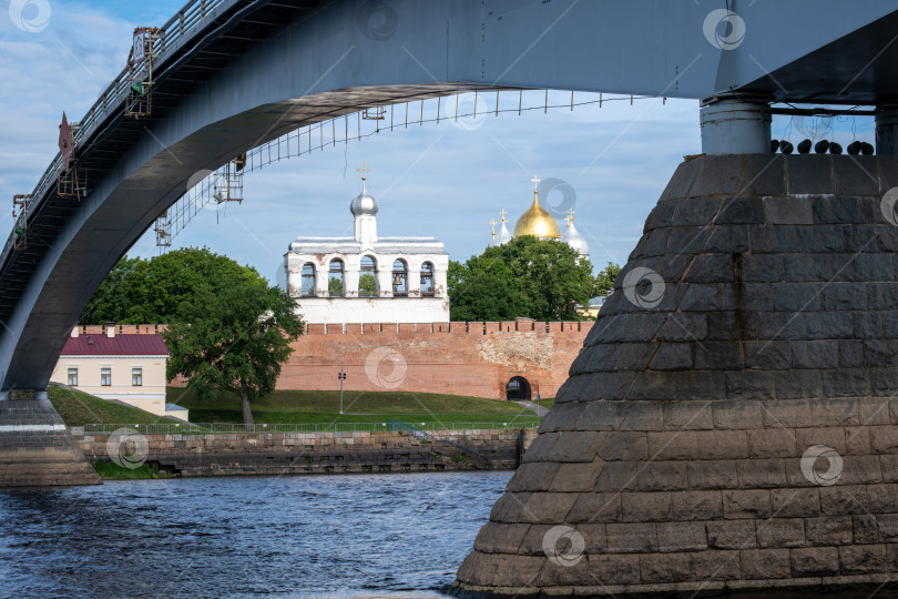 Скачать Великий Новгород, Новгородская область, Россия - 30 июля 2024 года. Вид на Новгородский кремль через реку Волхов. Выборочный показ. фотосток Ozero