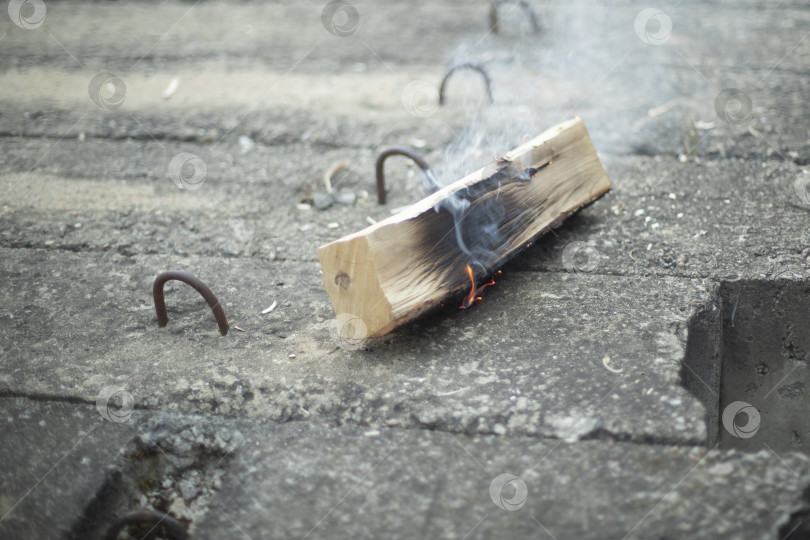 Скачать Горящие поленья. Подожгите поленья. Ребенок играет с огнем. фотосток Ozero