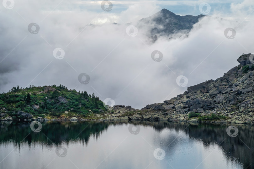 Скачать Призрачное горное озеро в высокогорье ранним утром. фотосток Ozero