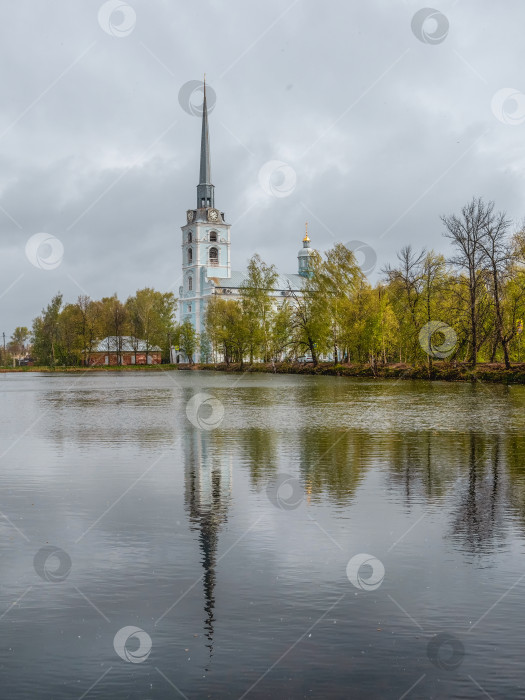 Скачать Красивая средневековая русская церковь в Ярославской области, Россия. Весна. фотосток Ozero