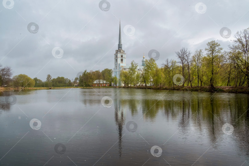 Скачать Весенний пейзаж - Церковь на берегу озера. фотосток Ozero