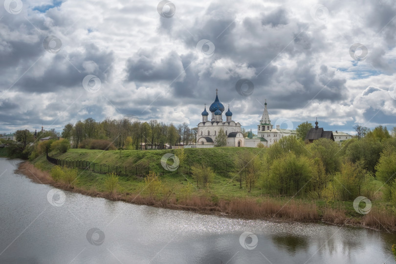 Скачать Удивительный вид на реку, церковь в Суздале, Россия. фотосток Ozero