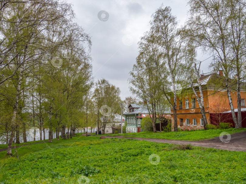 Скачать Русский сельский пейзаж. Деревня Тутаев на берегу Волги. фотосток Ozero