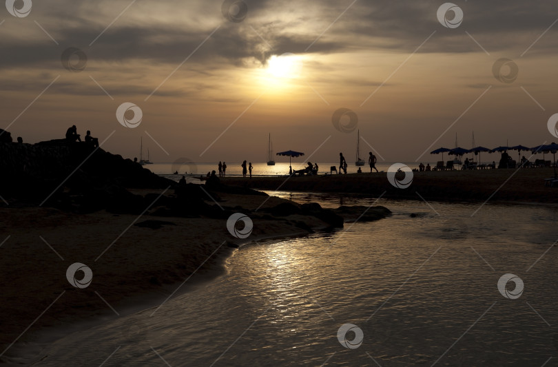 Скачать Тайланд, закат на берегу моря. фотосток Ozero