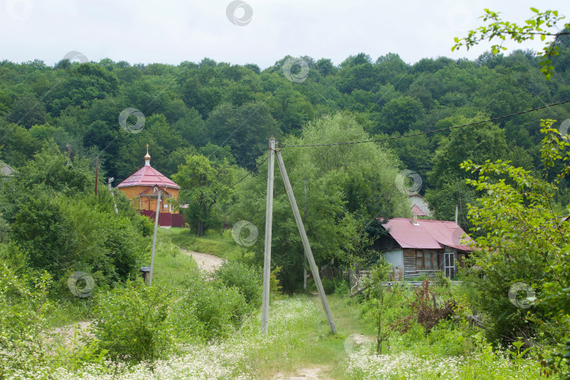 Скачать Деревня и старые дома. Деревянная церковь. фотосток Ozero