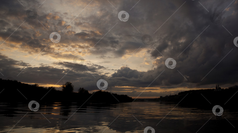 Скачать Облака над рекой  и закат солнца вечером. фотосток Ozero