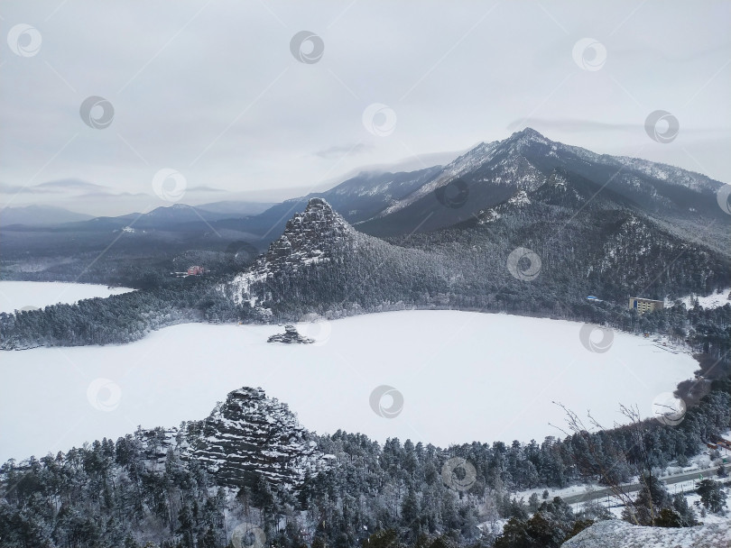 Скачать Зимний горный пейзаж с замерзшим озером фотосток Ozero