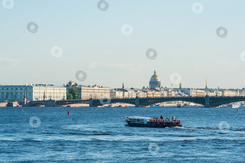 Скачать водный пейзаж Невы в Санкт-Петербурге с туристического катера фотосток Ozero