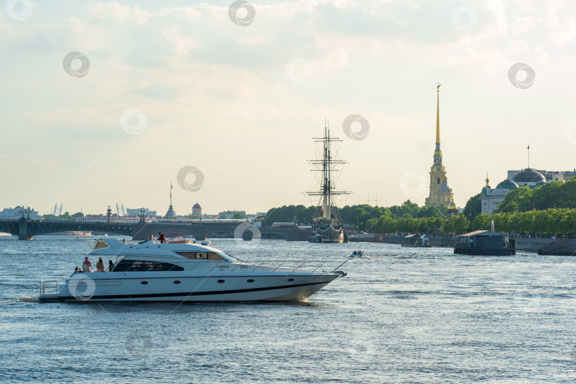 Скачать водный пейзаж Невы в Санкт-Петербурге фотосток Ozero