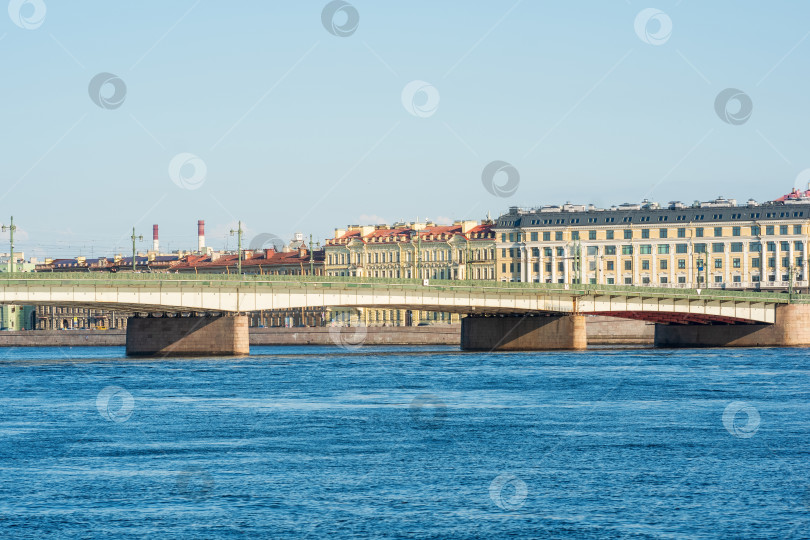 Скачать водный пейзаж Невы в Санкт-Петербурге с видом на Литейный мост фотосток Ozero