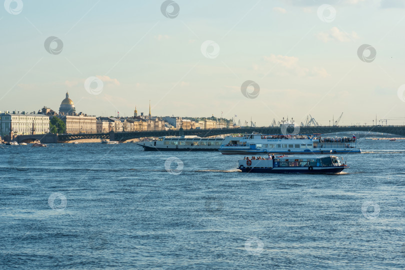 Скачать водный пейзаж Невы в Санкт-Петербурге с туристического катера фотосток Ozero