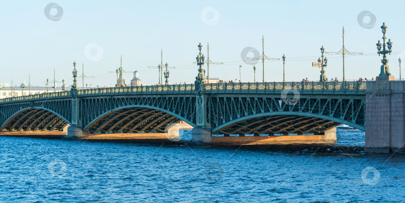 Скачать водный пейзаж Невы в Санкт-Петербурге с видом на Литейный мост фотосток Ozero