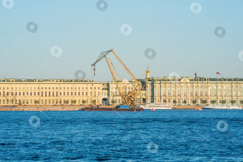 Скачать водный пейзаж Невы в Санкт-Петербурге с видом на Дворцовую набережную фотосток Ozero