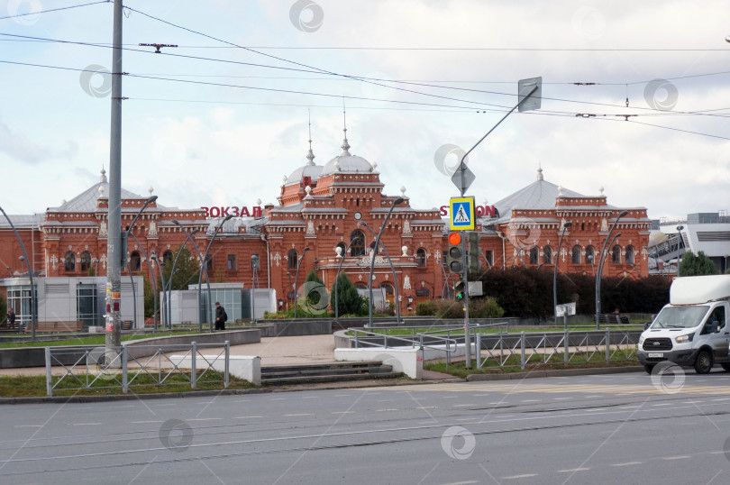 Скачать Казань, Татарстан, Россия - 21 сентября 2024: здание вокзала "Казань-Пассажирская" фотосток Ozero