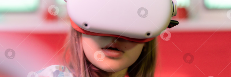 Скачать vr-игра и виртуальная реальность. восьмилетняя девочка-геймер развлекается, играя в футуристический симулятор видеосъемки или исследуя учебную игру в 3d-очках и джойстиках по технологии vr room. баннер. технология flaretechnology фотосток Ozero
