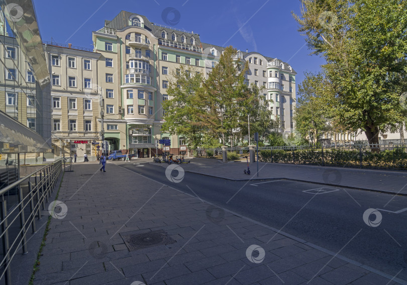 Скачать Смесь разных архитектурных стилей и эпох в центре Москвы. фотосток Ozero