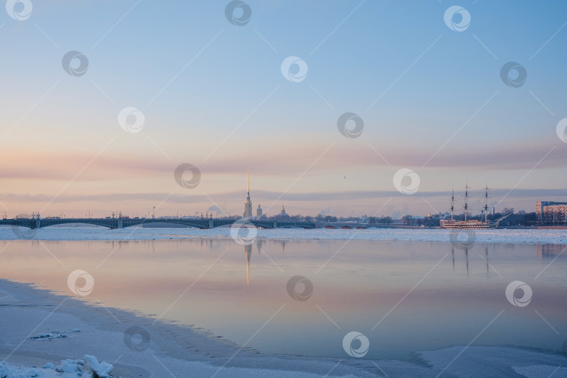 Скачать Зимний вид на Петропавловский собор перед закатом фотосток Ozero