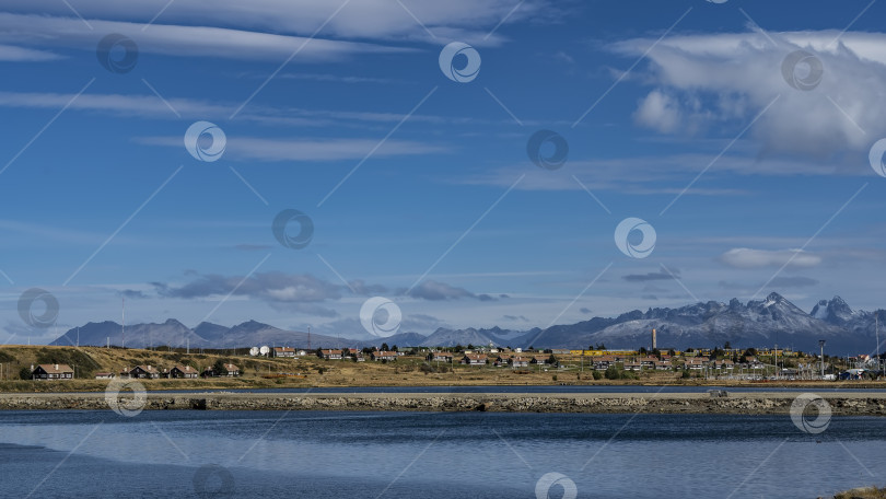 Скачать Городские здания на холме рядом с океаном. фотосток Ozero