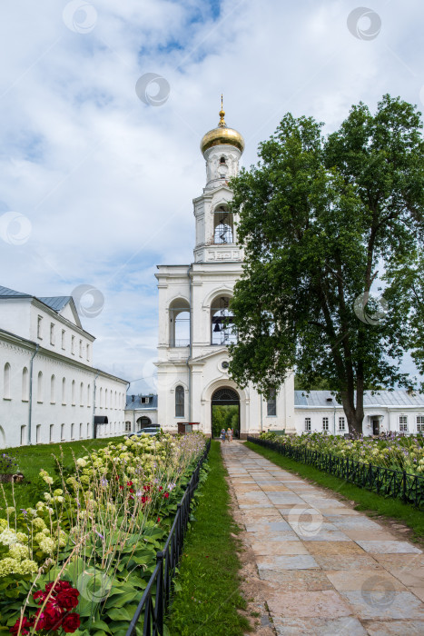 Скачать Новгород, Россия - 30 июля 2024 года. Здания ансамбля Свято-Георгиевского монастыря. фотосток Ozero