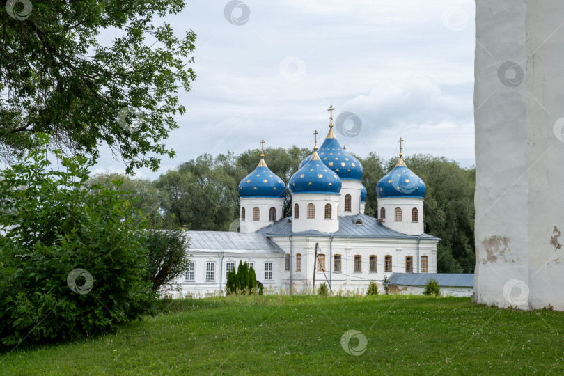 Скачать Новгород, Новгородская область, Россия - 30 июля 2024 года. Крестовоздвиженский собор Свято-Георгиевского монастыря. фотосток Ozero