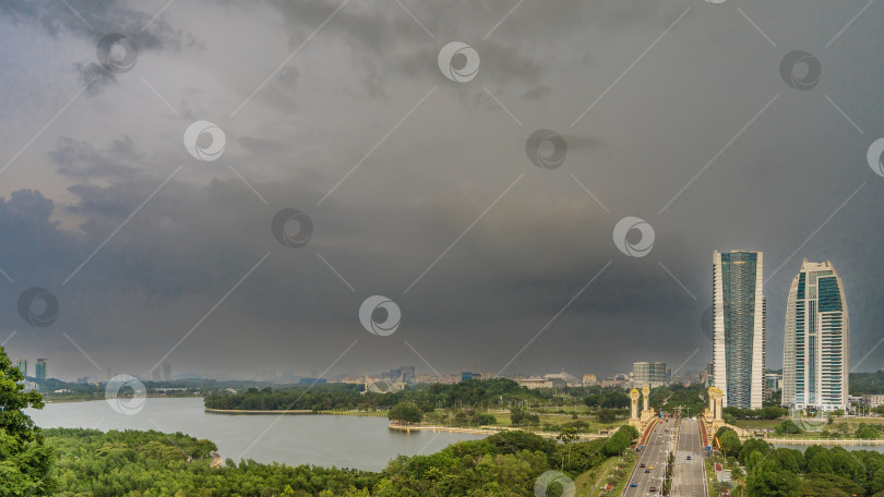 Скачать Красивый городской пейзаж. Через реку перекинут мост. фотосток Ozero