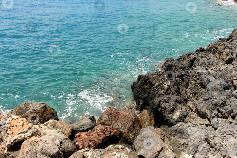 Скачать красивый фон скалистого берега с чистой лазурной водой моря или оекеана фотосток Ozero