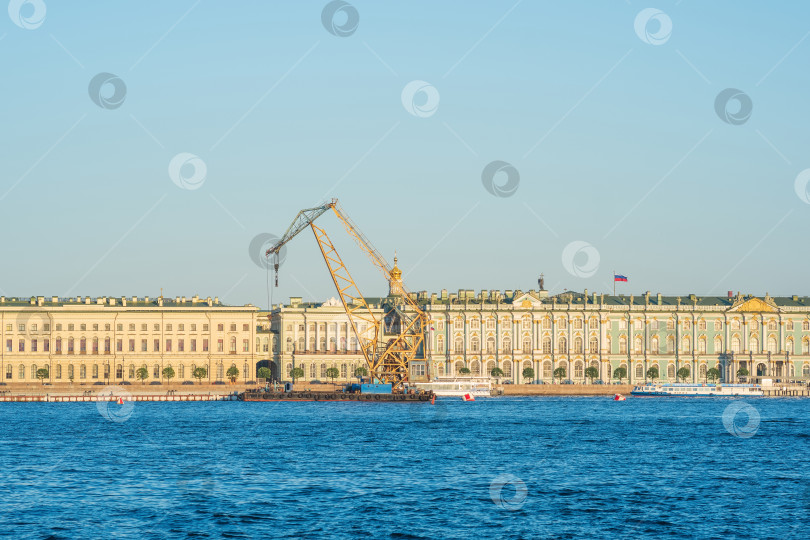 Скачать водный пейзаж Невы в Санкт-Петербурге с видом на Дворцовую набережную фотосток Ozero