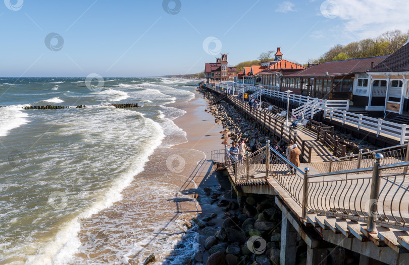 Скачать Набережная Балтийского моря. Шторм на море, курортный город. фотосток Ozero