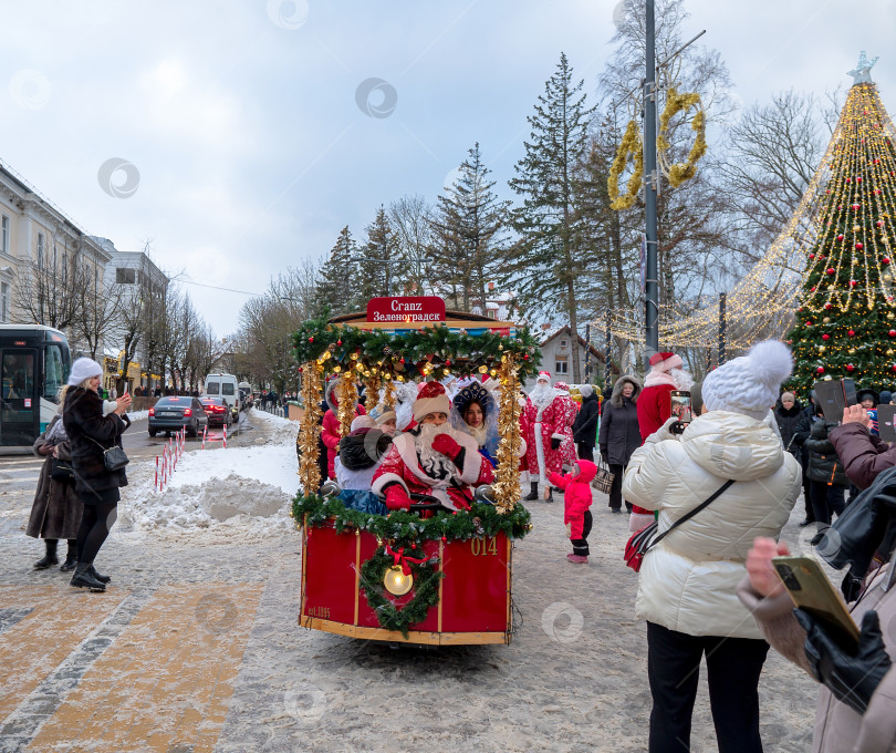 Скачать Новогодний праздник. Праздничные гуляния в городе. Дед Мороз и дети. фотосток Ozero