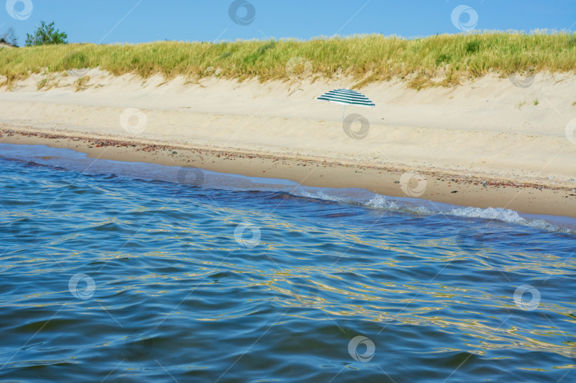 Скачать Берег моря пустынен. Вид на песчаный берег с воды. фотосток Ozero