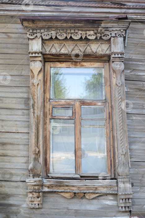 Скачать Рязань, Россия - 21.07.2021. Деревянное окно и наличник фотосток Ozero