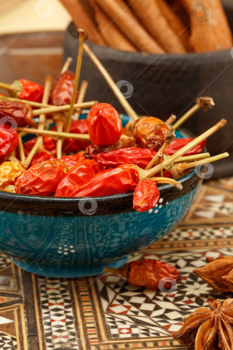 Скачать Арабская композиция с мясорубкой, чашей для специй, перцем, корицей, звездчатым анисом. Небольшая глубина резкости фотосток Ozero