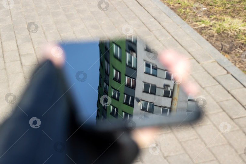 Скачать Завораживающее отражение городского пейзажа прекрасно отображается на экране смартфона фотосток Ozero