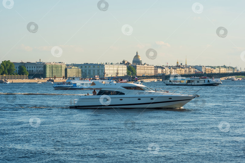 Скачать водный пейзаж Невы с туристическими катерами фотосток Ozero