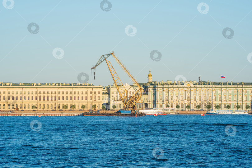 Скачать водный пейзаж Невы в Санкт-Петербурге с видом на Дворцовую набережную фотосток Ozero