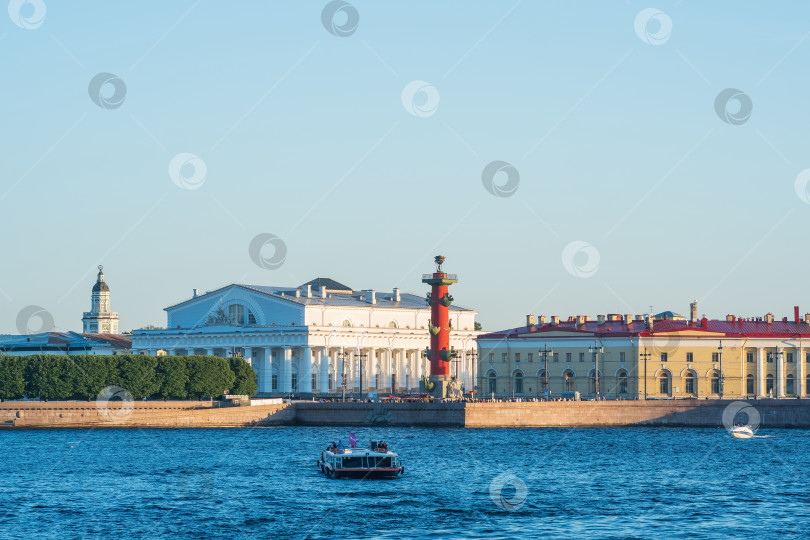 Скачать городской пейзаж Санкт-Петербурга с видом на Васильевский остров фотосток Ozero