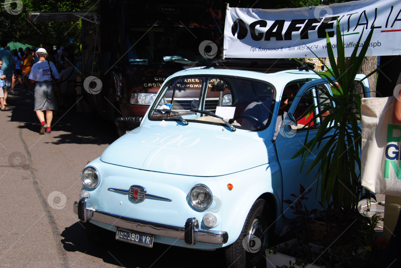 Скачать Россия, Санкт-Петербург - 10.08.2014.Ретро автомобиль Fiat Nuova 500 фотосток Ozero