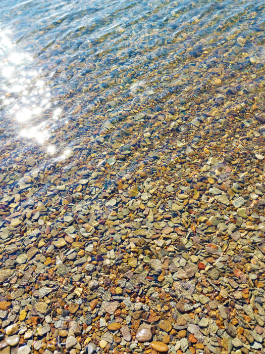 Скачать Каменное дно под прозрачной чистой водой фотосток Ozero