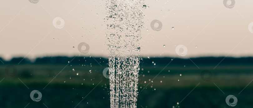 Скачать Брызги воды, льющейся из крана для полива фотосток Ozero