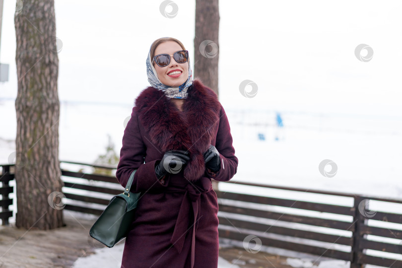 Скачать Женщина в меховом шарфе и с черной сумочкой фотосток Ozero