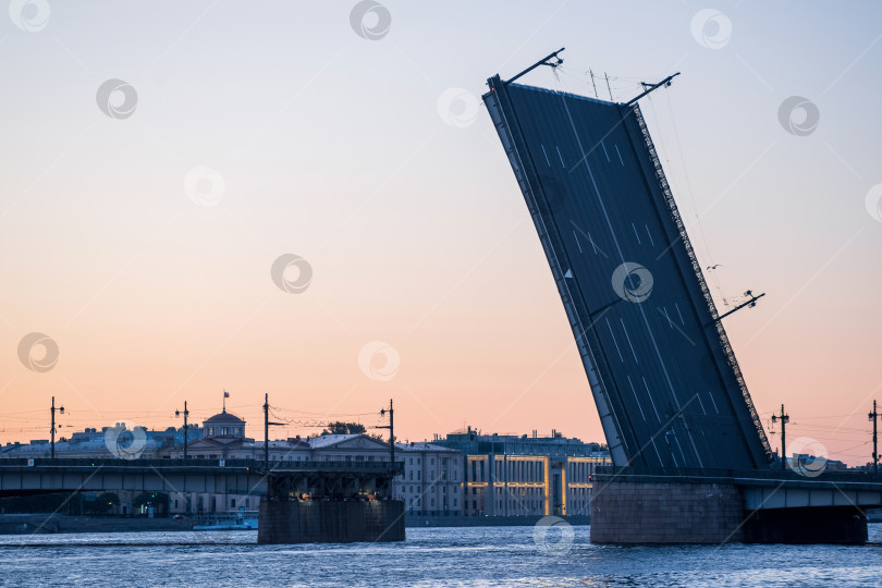 Скачать поднятый Литейный мост в Санкт-Петербурге белой ночью фотосток Ozero