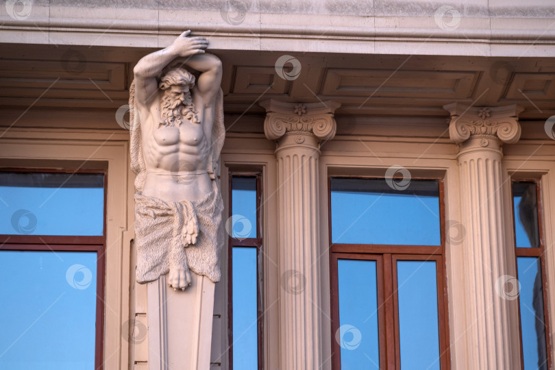 Скачать Атлас на фасаде старинного здания в Санкт-Петербурге во время Белой ночи фотосток Ozero