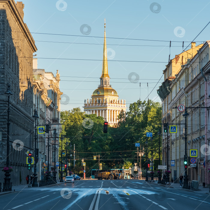 Скачать Вознесенский проспект в историческом центре Санкт-Петербурга ранним утром, вид на здание Адмиралтейства фотосток Ozero